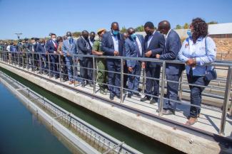 picture-alliance/Xinhua News Agency/Martin Mbangweta Die Schuldenlast ist zu schwer geworden: Präsident Hakainde Hichilema (dritter von rechts) besichtigt von China finanzierte Wasserinfrastruktur in der Provinz Lusaka im Juli 2022.