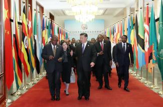 picture alliance / Xinhua News Agency / Pang Xinglei China ist nicht an Demokratie und Menschenrechten interessiert: Präsident Xi Jinping mit Gästen beim Afrika-Gipfel in Peking 2018.