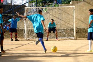 Kopp/Lineair "Sport ist sehr kompetitiv":Fußballturnier in der Favela Guararapes in Rio de Janeiro.